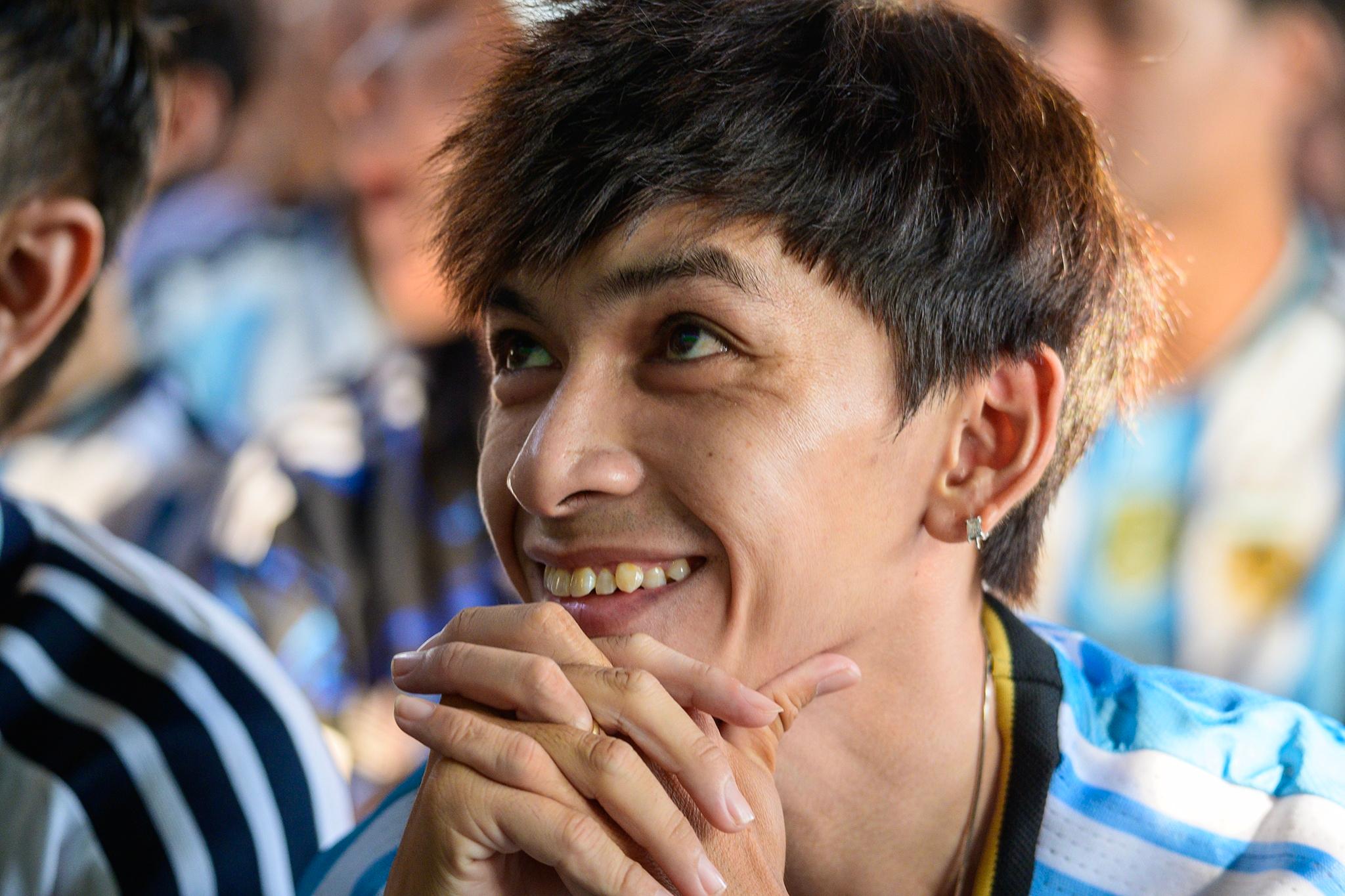  Anh Nguyễn Đức Thạch (28 tuổi), một người hâm mộ Messi, cho biết anh đã theo dõi siêu sao Argentina từ năm 2009. Trước trận đấu cuối cùng của số 10 trong màu áo đội tuyển, anh gần như không thể ngủ vì hồi hộp. “Tôi theo dõi Messi từ năm 2009, đến nay đã hơn 15 năm. Tối qua, tôi hồi hộp đến mức gần như không ngủ được, cứ nghĩ đến việc hôm nay sẽ xem trận đấu cuối của anh trong màu áo Argentina là cảm xúc rất khó tả. Tôi chỉ mong được nhìn Messi thi đấu trọn vẹn và tận hưởng từng khoảnh khắc cuối cùng của anh với đội tuyển”, anh Thạch chia sẻ. 