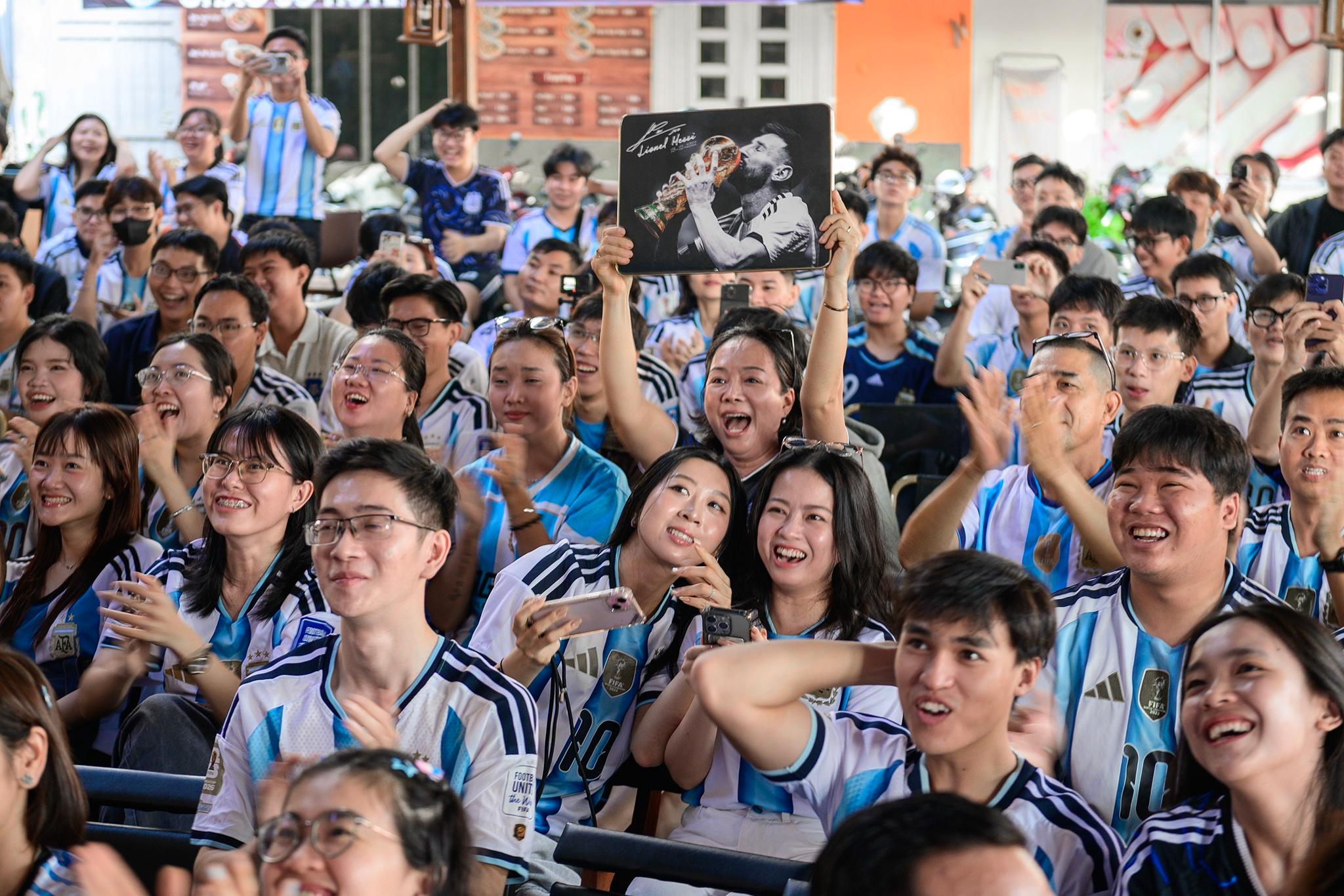 Đến phút 61, Nico Paz ghi bàn nâng tỷ số lên 2-0. Một lần nữa, những cánh tay giơ cao, tiếng hò reo và tiếng vỗ tay phủ kín không gian. Người hâm mộ bắt đầu tin rằng Argentina sẽ có một chiến thắng đẹp trong ngày chia tay số 10. 