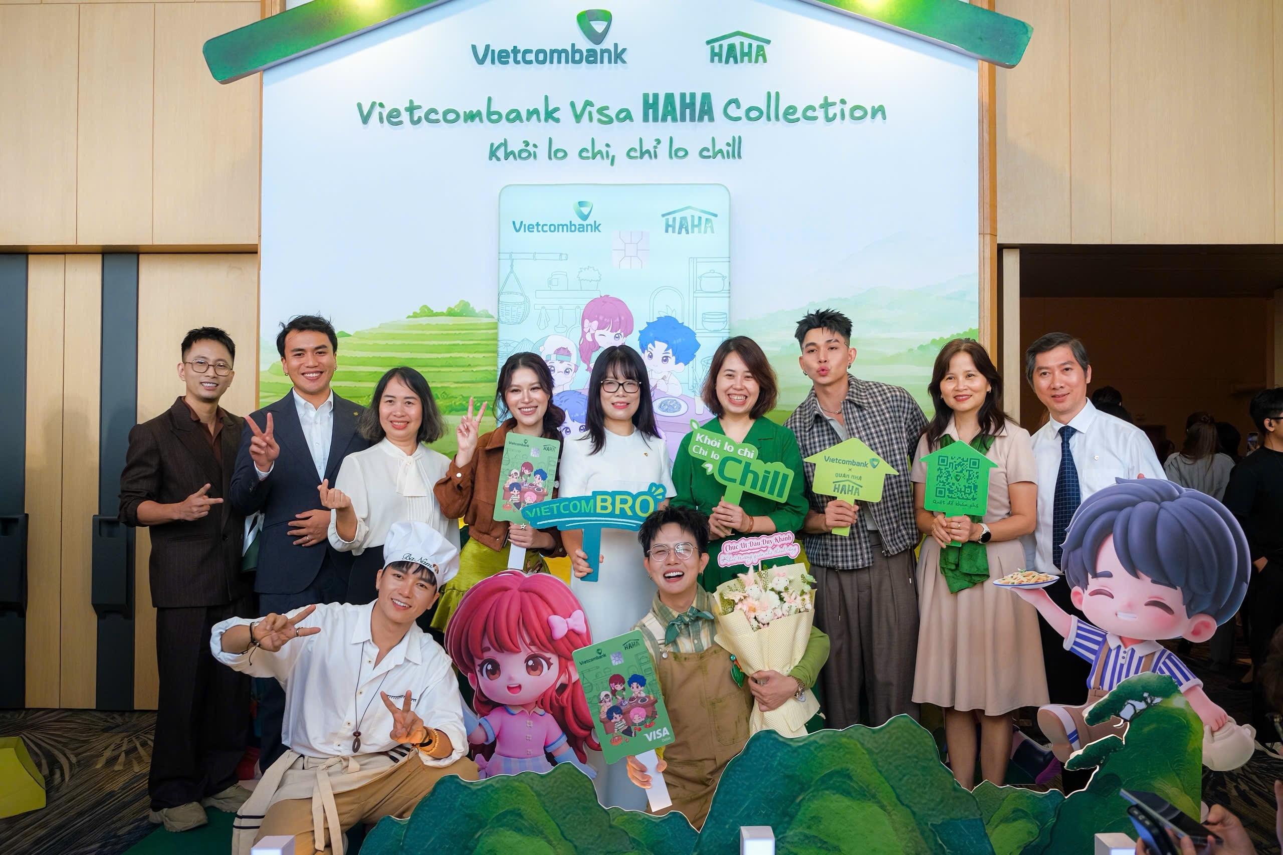  Dàn nghệ sĩ Quán nhà Haha chụp ảnh lưu niệm cùng đại diện Vietcombank. 