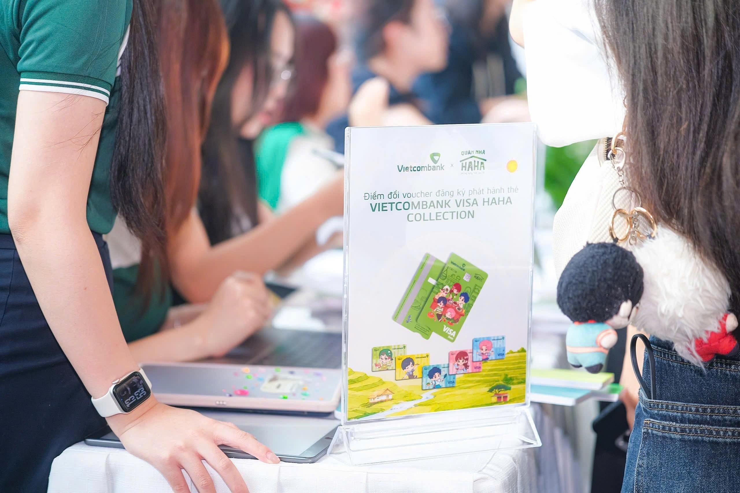  Bàn giới thiệu bộ sưu tập thẻ ghi nợ quốc tế Vietcombank Visa Haha Collection tại không gian trải nghiệm của Vietcombank. 