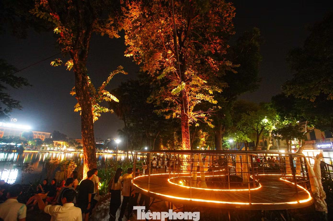 Cùng hệ thống chiếu sáng, cầu đi bộ có thiết kế hình dải lụa, uốn lượn giữa những hàng cây tạo nên cảnh quan độc đáo bên hồ Hoàn Kiếm, cũng như không gian mở phục vụ người dân, du khách tham quan, trải nghiệm và chụp ảnh.