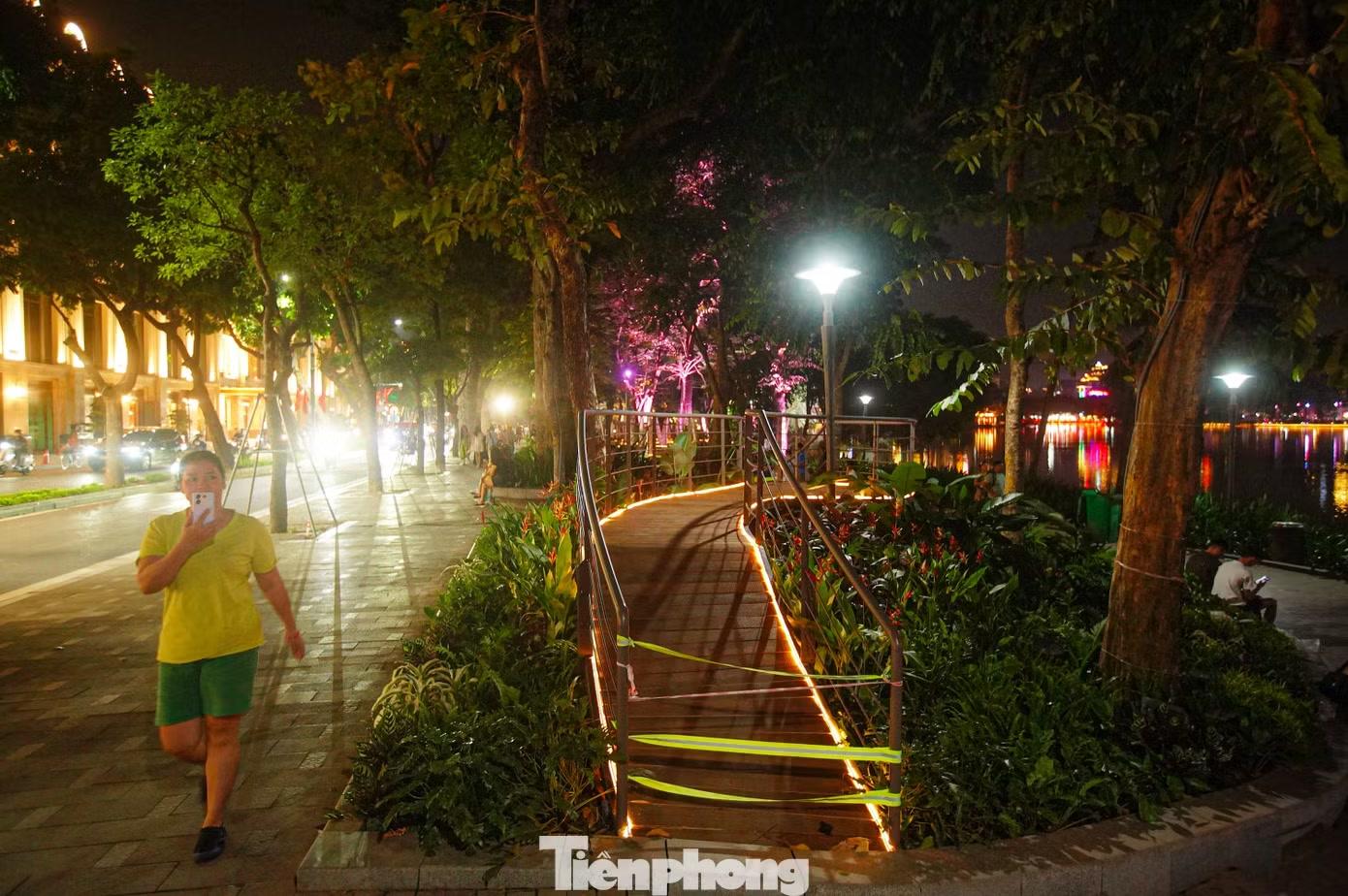 Có những đoạn người đi gần như chìm giữa cây và cỏ. Có những đoạn tuyến cầu thay đổi hướng hoặc mở ra, đưa tầm mắt vượt khỏi tầng thực vật để bất ngờ bắt gặp mặt nước, Tháp Rùa và những hình ảnh quen thuộc của thành phố từ cao độ khác.