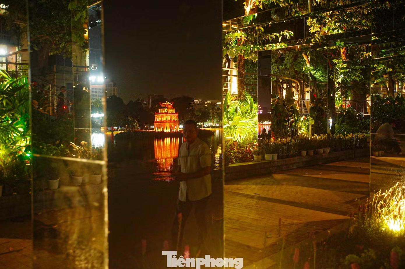 Tháp Rùa hiện lên huyền ảo qua những khung gương.