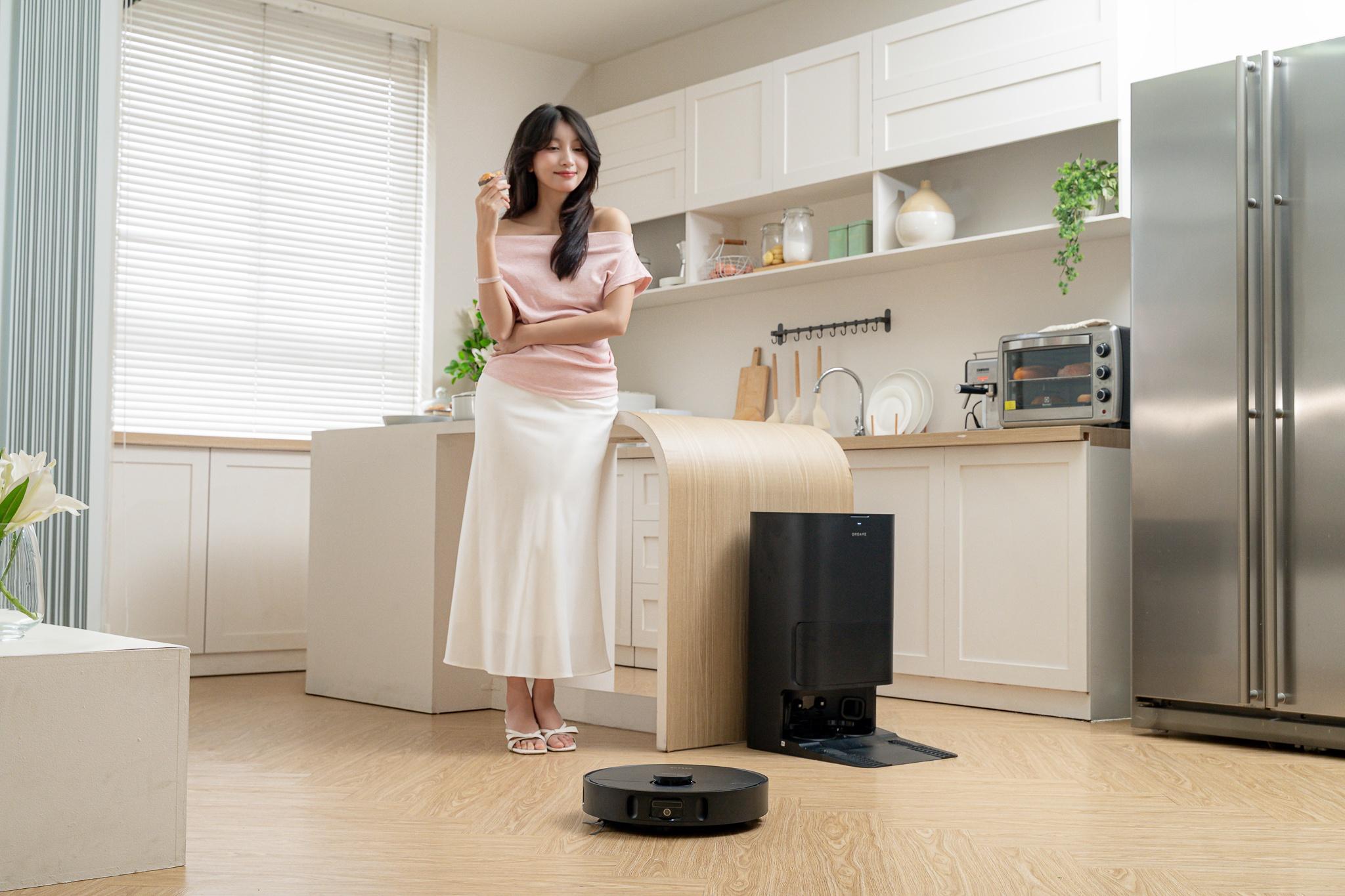  Lực hút mạnh kết hợp giẻ lau xoay giúp D30 Ultra CE gom sạch bụi bẩn hàng ngày. 