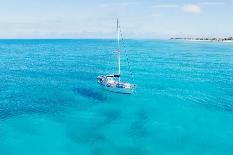 Một chiếc thuyền buồm neo đậu trên vùng biển màu ngọc lam của Bimini, Bahamas. Ảnh:Chris Hannant Photography/Getty Images