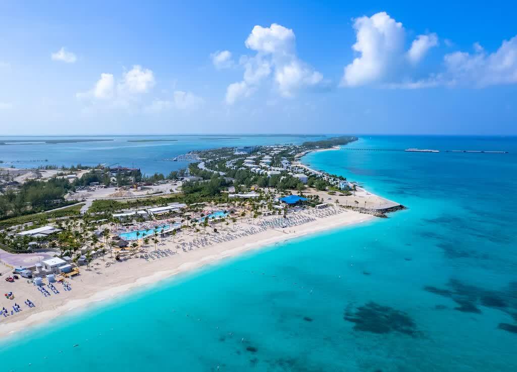 Bãi biển Bimini riêng tư có làn nước màu ngọc lam trong vắt, cát mịn và những chòi nghỉ mát biệt lập dọc bờ biển. Ảnh: Bimini, Bahamas