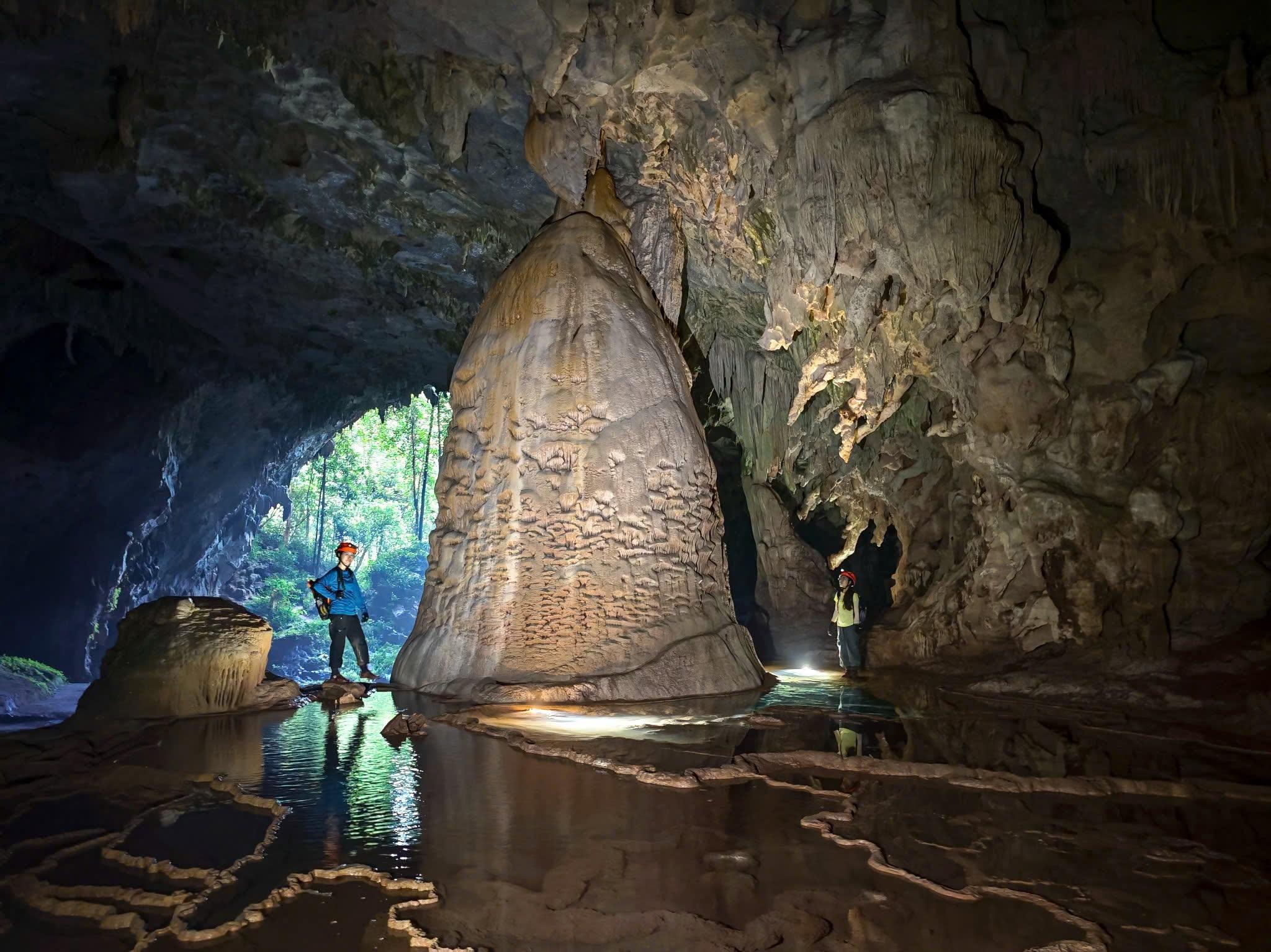  Hang Over thuộc hệ thống hang Vòm, nằm trên tuyến khám phá hang Pygmy do công ty Jungle Boss khai thác độc quyền tại Vườn quốc gia Phong Nha - Kẻ Bàng (tỉnh Quảng Trị). Với chiều dài hơn 3.200 m, hang đưa du khách xuyên qua lòng núi, chiêm ngưỡng những khối thạch nhũ kỳ ảo trước khi đến hang Pygmy được xếp hạng hang động lớn thứ 4 thế giới. 