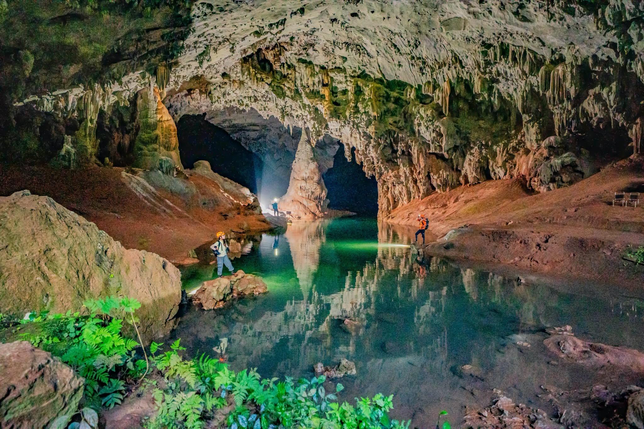  Với du khách yêu thích trekking, khám phá hang động và chiêm ngưỡng hồ canxi vào mùa nước đẹp, ngoài hang Over thì Hung Thoòng và hang Thắng cũng là 2 hành trình đáng trải nghiệm tại Phong Nha, nổi bật với các hồ canxi có cấu trúc tự nhiên độc đáo. 