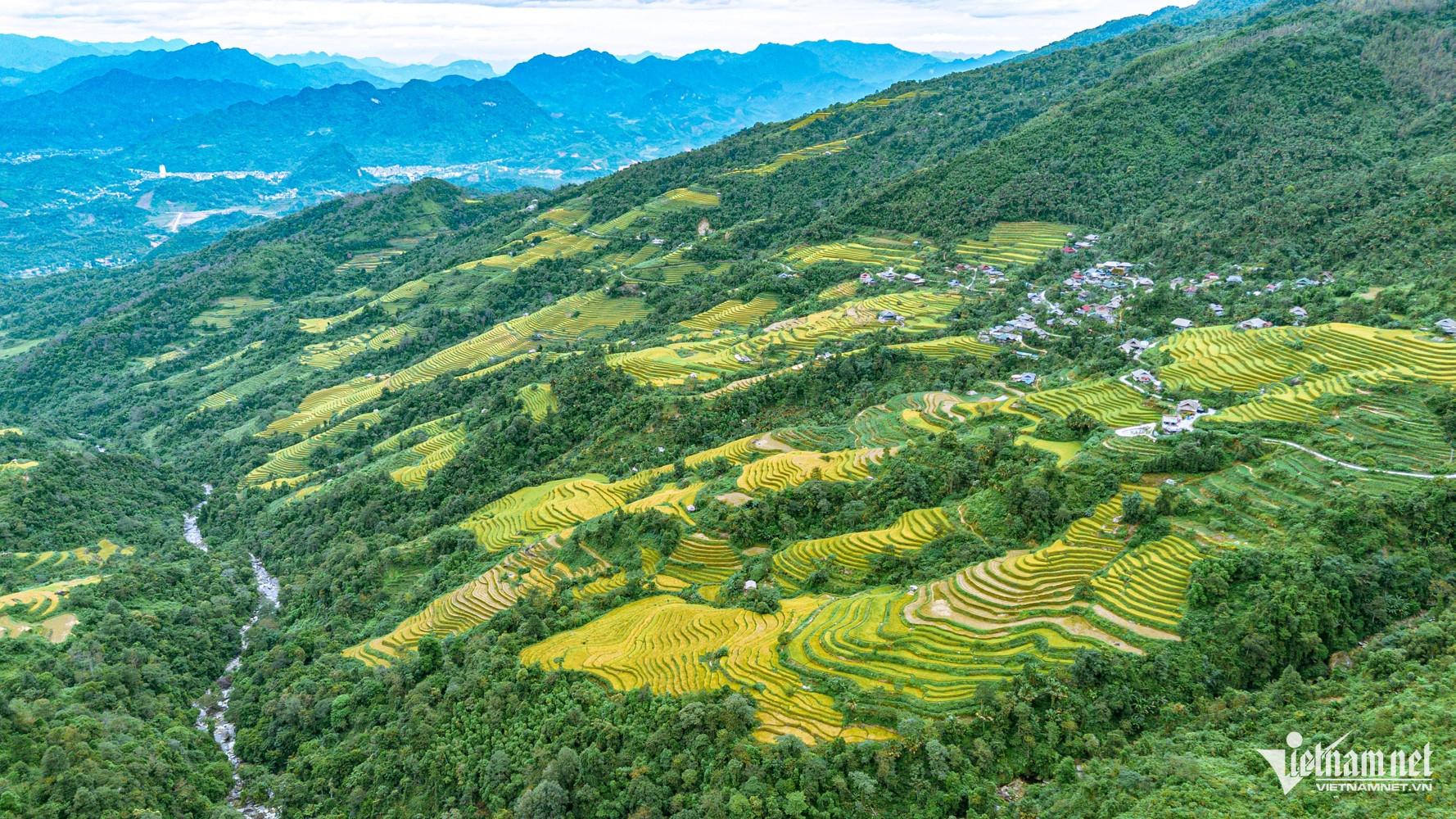 Từ năm 2016, nhận thấy cơ hội phát triển du lịch ngay trên quê hương, người dân Khuổi My đã mạnh dạn cải tạo những ngôi nhà sàn truyền thống thành homestay để đón khách. Để làm du lịch bài bản hơn, người dân tìm đến nhiều địa phương học hỏi cách làm du lịch cộng đồng, từ kỹ năng đón tiếp, giới thiệu cảnh quan, bản sắc văn hóa dân tộc đến chế biến, phục vụ những món ăn truyền thống. Những kinh nghiệm ấy dần được áp dụng vào chính ngôi nhà của mình, tạo nên những điểm lưu trú mang nét riêng của Khuổi My.