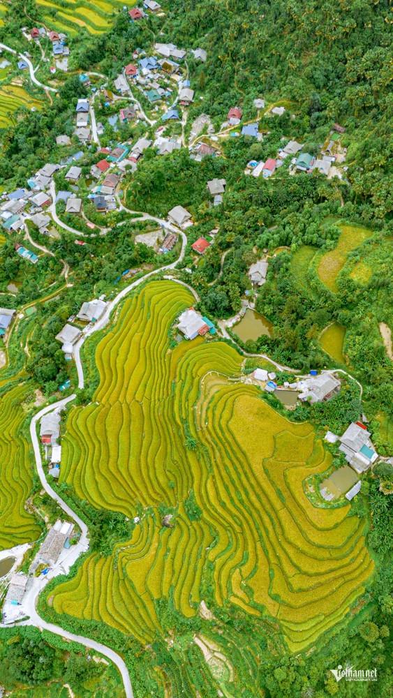 Đây là nơi sinh sống của hơn 150 hộ đồng bào Dao, Tày. Con đường lên Khuổi My nay đã được bê tông hóa. Đường nhỏ, có những đoạn dốc nhưng không còn quá khó đi. Từ trục đường chính, những tuyến bê tông len lỏi vào từng ngõ nhỏ, đưa diện mạo hiện đại dần về vùng cao. Thế nhưng, phía sau những con đường mới, Khuổi My vẫn giữ được vẻ đẹp vốn có: bình yên, mộc mạc và mang dấu ấn riêng của cộng đồng Dao, Tày nơi đây.