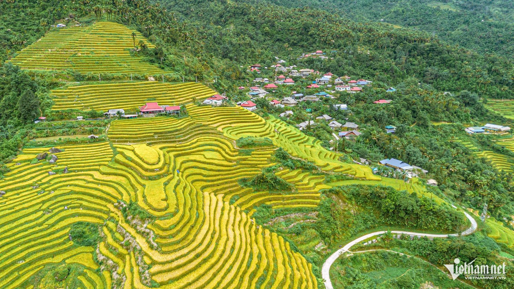 Cách trung tâm phường Hà Giang 1 khoảng 12km, Khuổi My có hai thời điểm đẹp nhất trong năm để du khách tìm đến: Khi những thửa ruộng bậc thang vào mùa đổ nước và khi lúa chín, nhuộm vàng khắp các bậc ruộng.