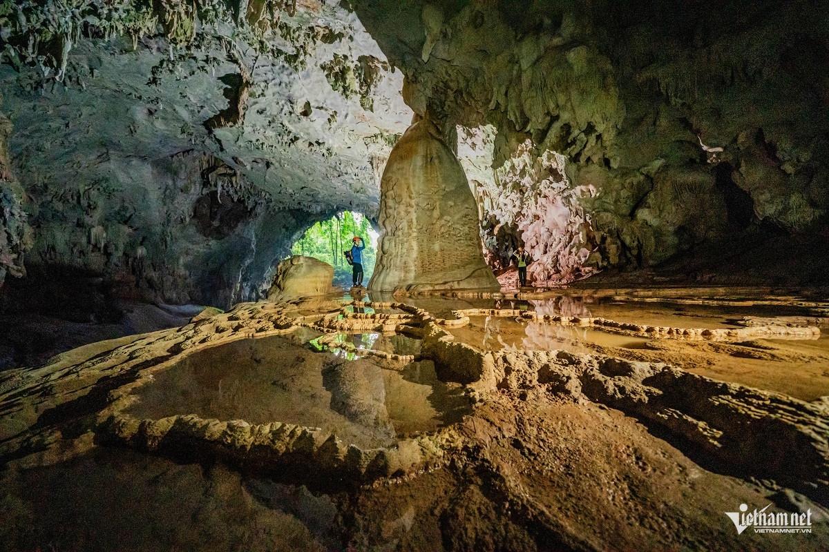Hang Over dài hơn 3.200m, khoang hang rộng lớn, hệ thống thạch nhũ đa dạng. Ảnh: Jungle Boss
