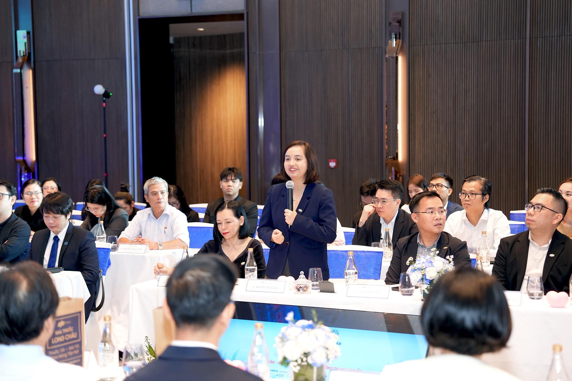  Bà Nguyễn Đỗ Quyên, Phó tổng giám đốc FPT Retail kiêm Giám đốc Điều hành Hệ thống Nhà thuốc và Tiêm chủng Long Châu, chia sẻ về hành trình chăm sóc sức khỏe liên tục của dự án. Ảnh: Ngô Lộc. 