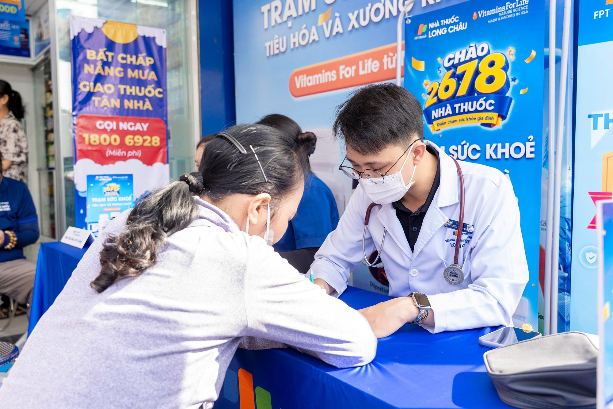  Chuỗi nhà thuốc Long Châu trở thành điểm kết nối cộng đồng, giúp người dân tiếp cận kiến thức y khoa, tư vấn và tầm soát trực tiếp, miễn phí với bác sĩ, kiến tạo hành trình chăm sóc sức khỏe bền vững. Ảnh: Ngô Lộc. 