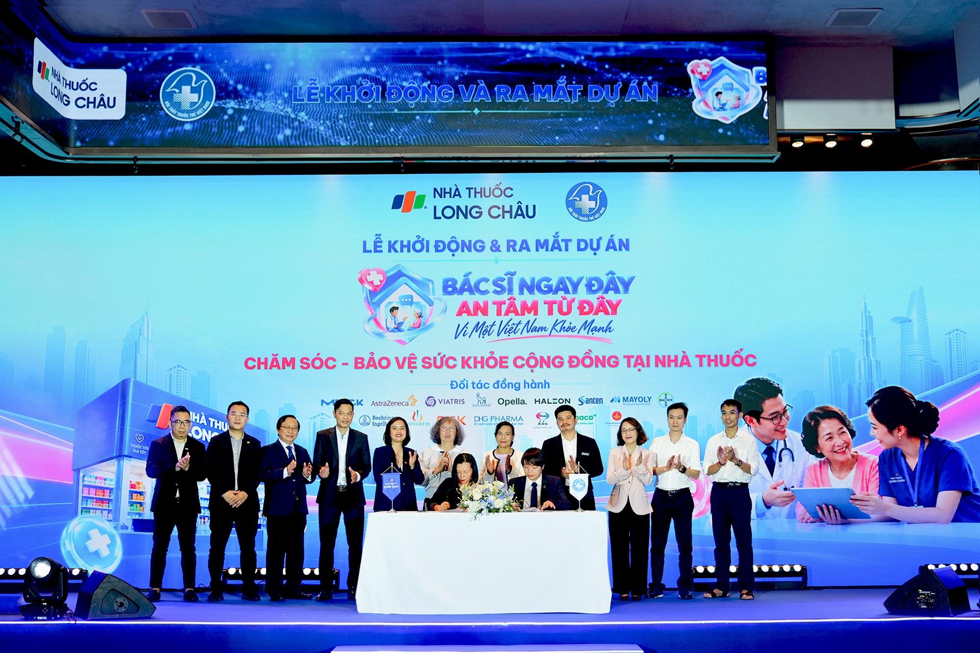  Sự hợp lực giữa đội ngũ bác sĩ, dược sĩ và đối tác y tế mở thêm cơ hội để người dân tiếp cận thông tin y khoa chính thống và tư vấn sức khỏe thuận tiện, liền mạch. Ảnh: Ngô Lộc. 