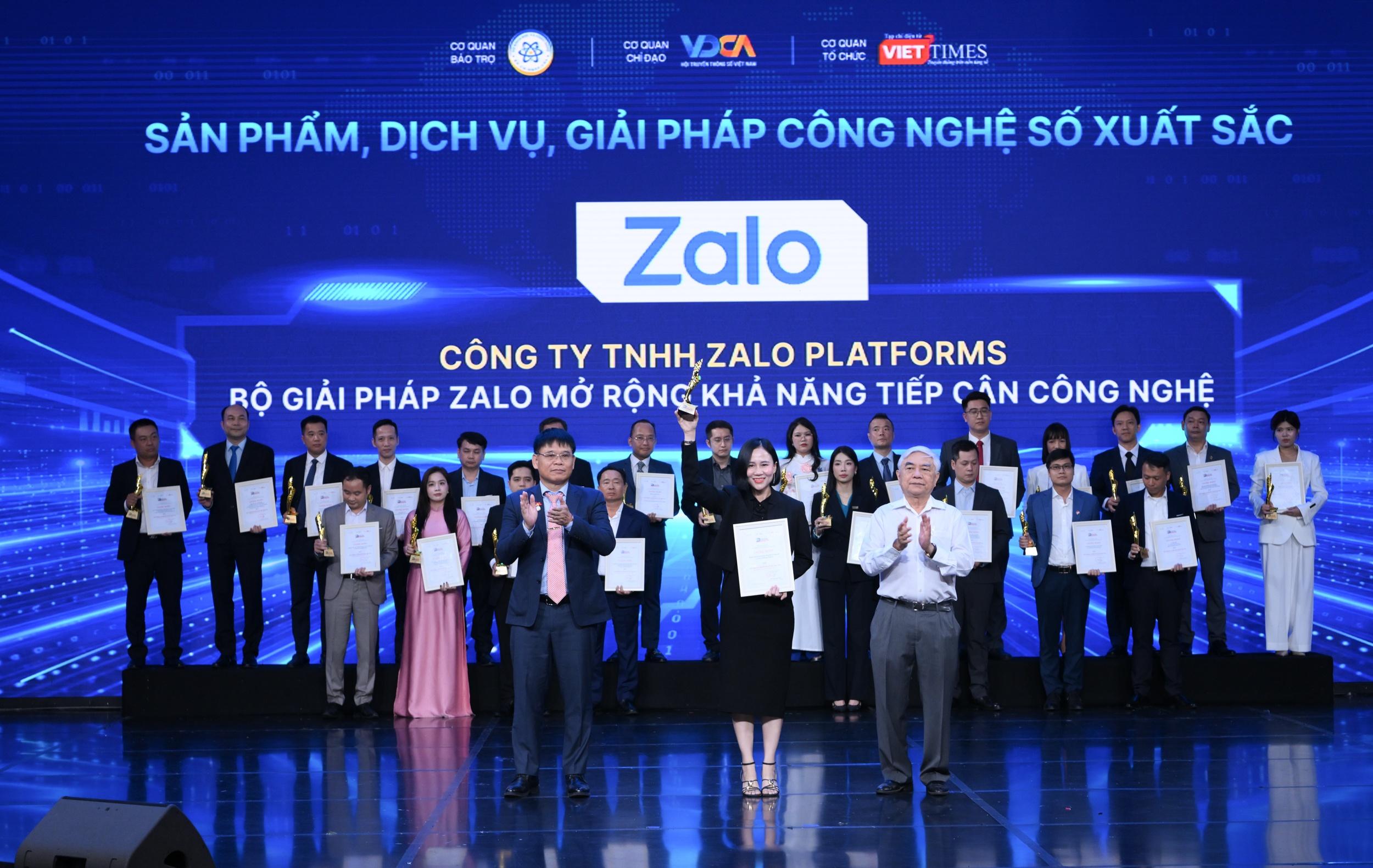  Bà Lê Thị Kim Xuyến, Giám đốc Zalo Việt Nam, đại diện Zalo nhận cúp vinh danh cho “Bộ giải pháp Zalo mở rộng khả năng tiếp cận công nghệ”.