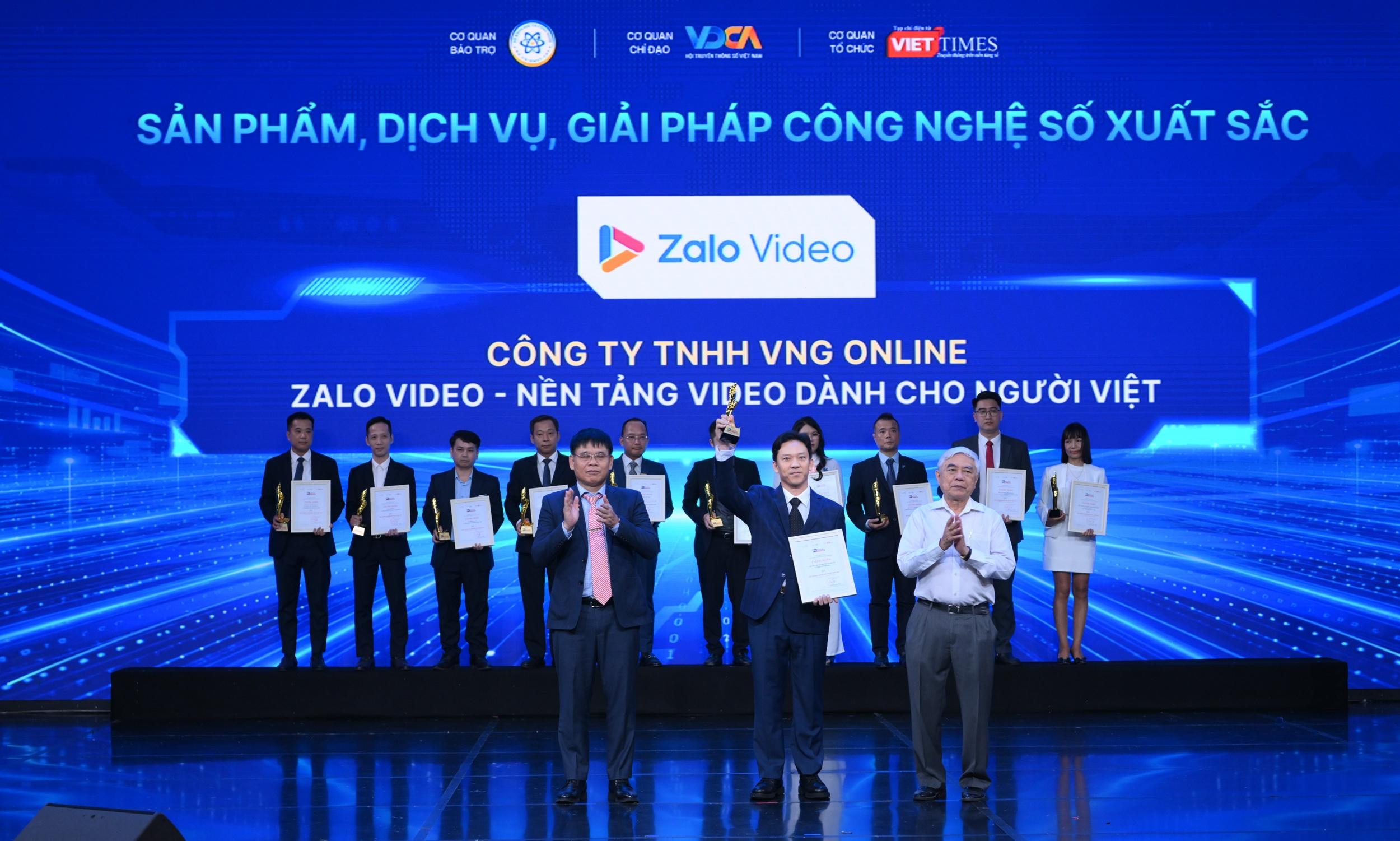  Ông Nguyễn Khánh Duy, Tổng giám đốc VNG Online kiêm Giám đốc Zalo Video, đại diện Zalo Video nhận cúp vinh danh cho “Zalo Video - Nền tảng video dành cho người Việt”. 