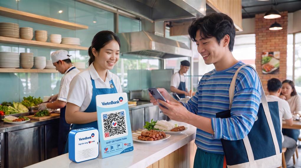 Du khách quốc tế có thể quét VNPAY-QR thanh toán trực tiếp tại Việt Nam. Ảnh: VNPAY.