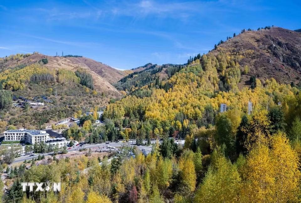 Cảnh đẹp mùa Thu ở Almaty, Kazakhstan. (Ảnh: THX/TTXVN phát)