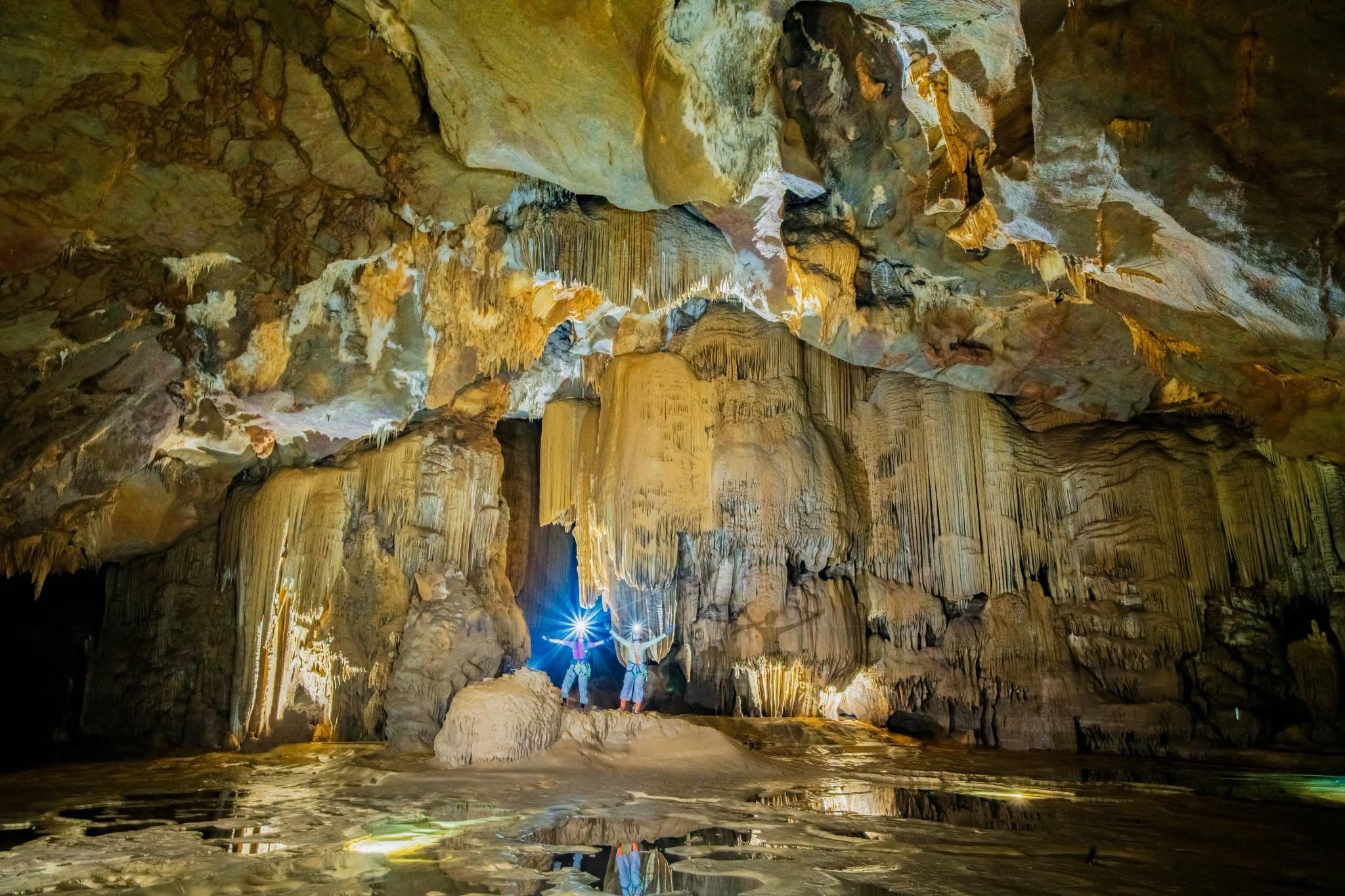 Hành trình khám phá hang Thắng theo hình thức trekking 2 ngày 1 đêm, tổng quãng đường khoảng 15 km, đưa du khách khám phá hang Thắng, hang nước Trạ Ang và thung lũng Ma Đa. Đồng thời chinh phục 2 chặng đu dây xuống lòng hang dài 20 m và 25 m, chiêm ngưỡng thạch nhũ, các khối ngọc động nằm sâu trong hốc đá, bơi lội và cắm trại qua đêm bên hồ Ma Đa. Đây là thời gian lý tưởng để trở thành những du khách đầu tiên đứng trước hồ canxi.