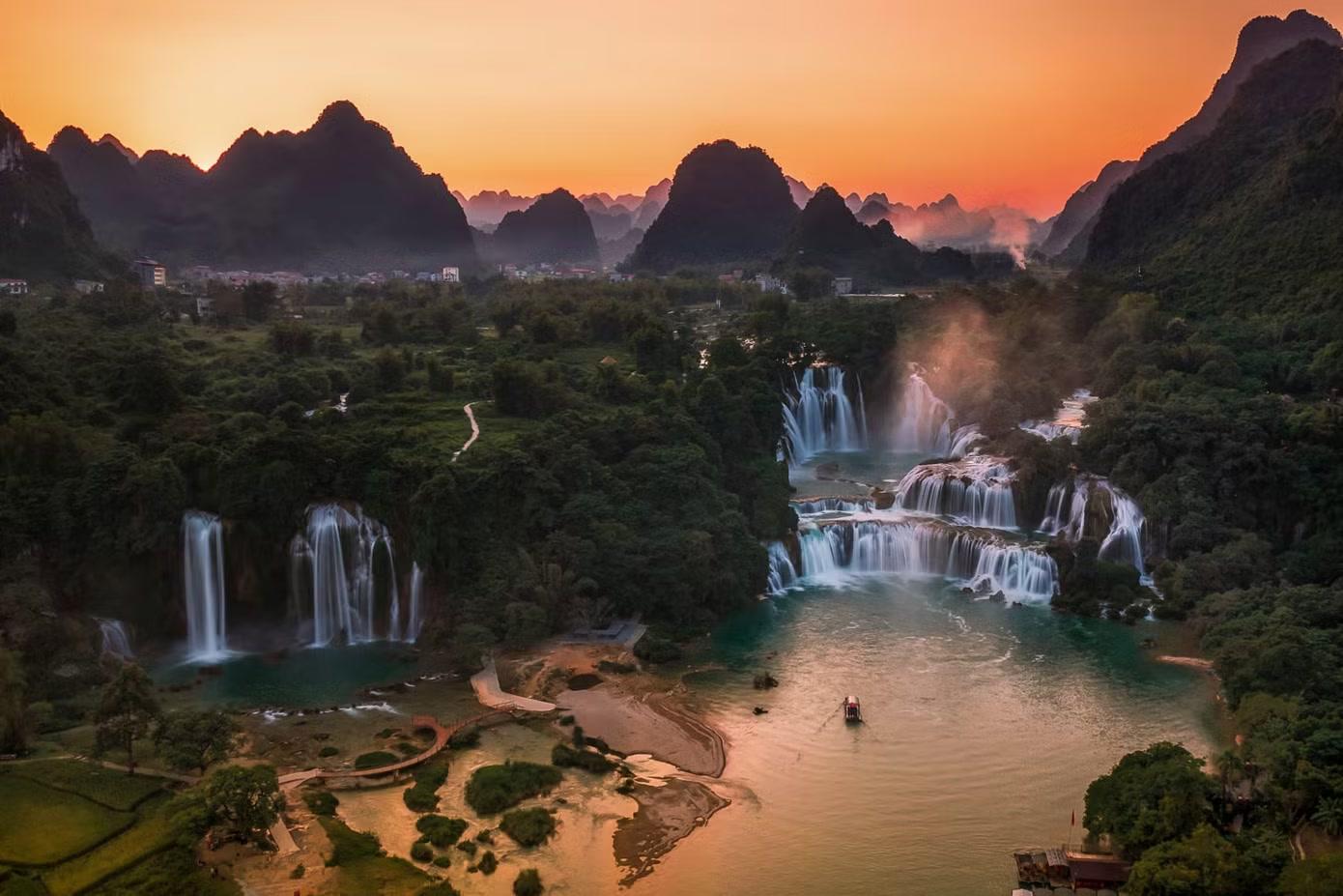 Những ngày này, thác Bản Giốc, xã Đàm Thủy, tỉnh Cao Bằng khoác lên màu áo mới khiến cho du khách đến tham quan nơi đây cảm thấy nao lòng trước cảnh hùng vĩ của thiên nhiên.
