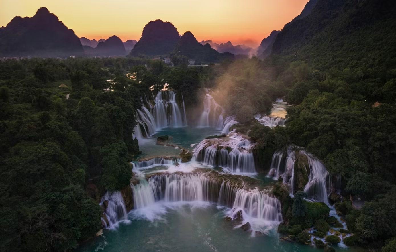 Thác Bản Giốc là một trong những thác nước nổi tiếng không chỉ ở nước ta mà còn được bạn bè quốc tế biết đến. Nằm trong top 4 thác nước xuyên quốc gia lớn nhất trên toàn thế giới, địa điểm này ngày càng thu hút được rất nhiều khách du lịch Cao Bằng đến chiêm ngưỡng.