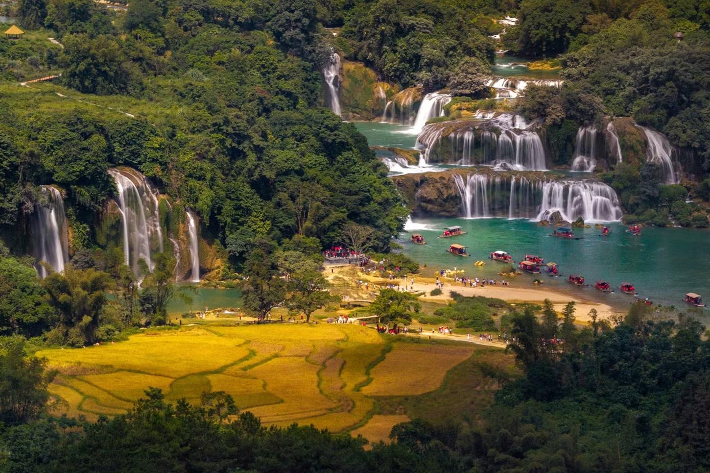 "Thông qua bộ ảnh này tôi muốn góp sức mình quảng bá hình ảnh du lịch Cao Bằng qua những danh lam, thắng cảnh đẹp tới bạn bè khách du lịch trong nước và quốc tế", nhiếp ảnh trẻ Thái Dương AC chia sẻ.