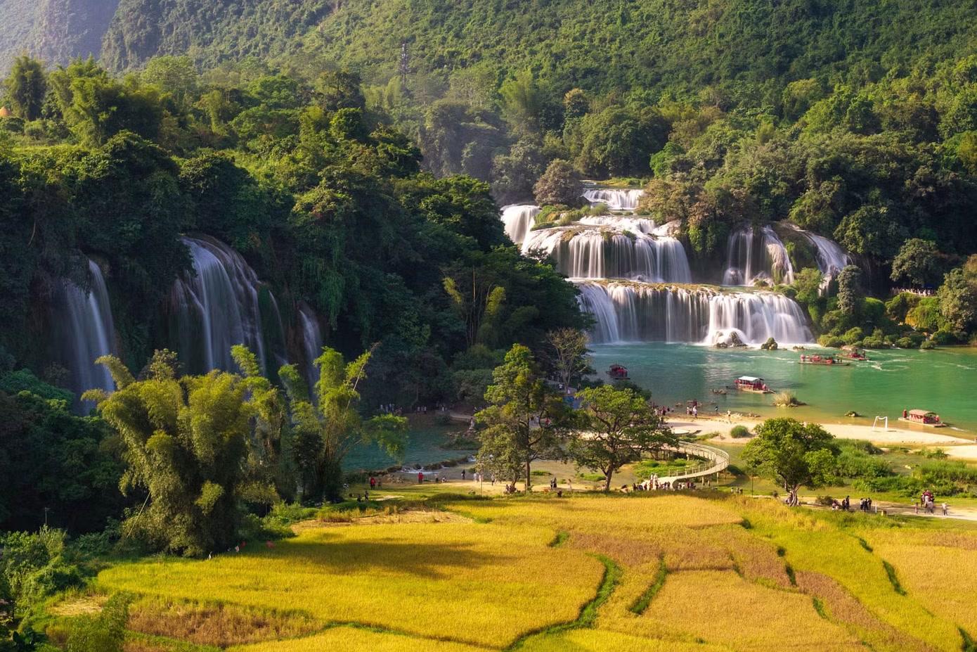 Thác Bản Giốc mùa nào cũng đẹp, mỗi mùa khác nhau thác lại mang một vẻ đẹp riêng. Khoảng từ giữa tháng 9 đến đầu tháng 10 là mùa lúa chín ở Trùng Khánh. Khách du lịch sẽ vừa được chiêm ngưỡng ngọn thác Bản Giốc hùng vĩ vừa ngắm nhìn cánh đồng lúa chín vàng.