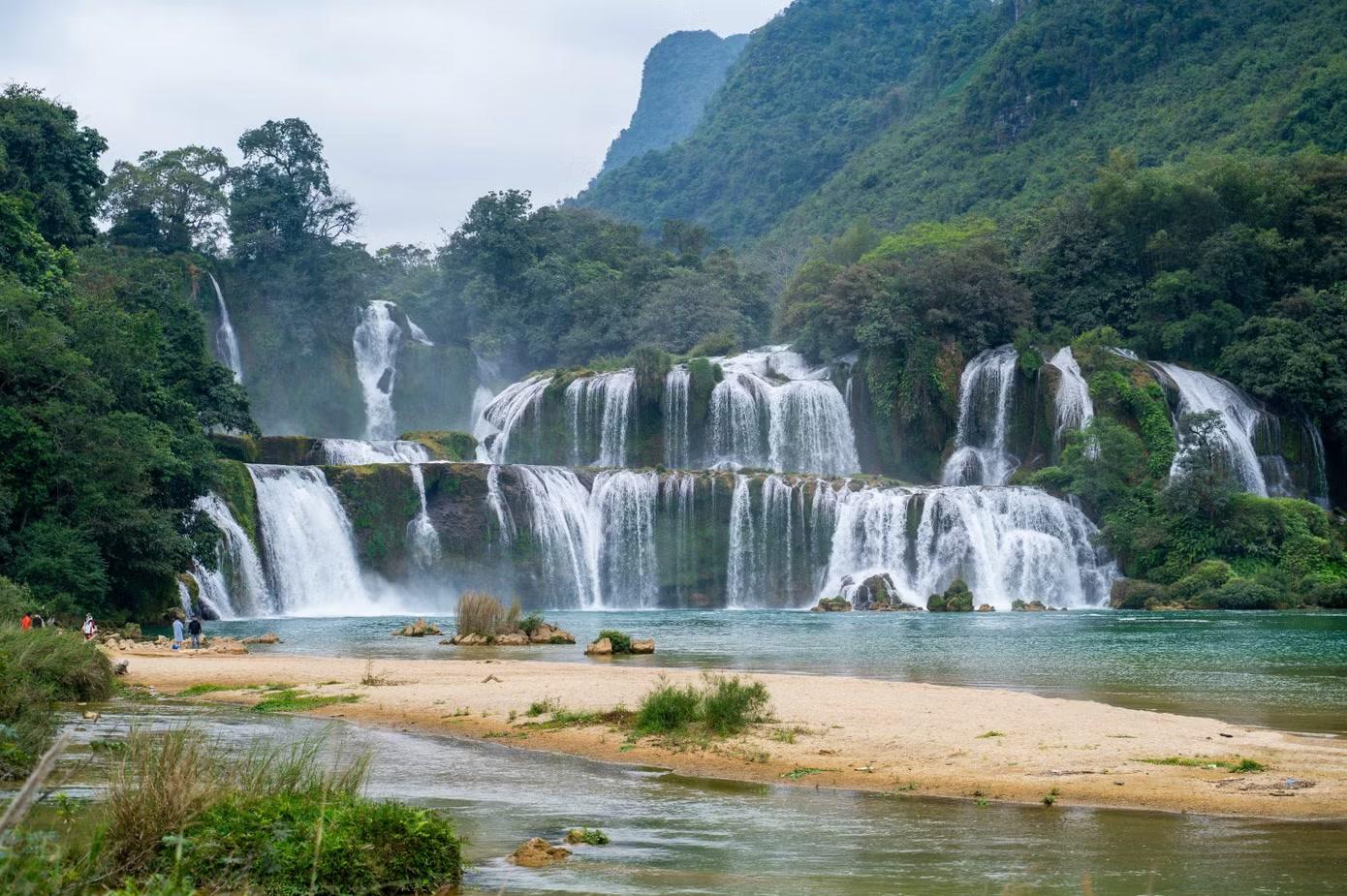 Một trong những điều tạo nên vẻ đẹp của thác Bản Giốc là ở phần thác chính, thác không chảy thẳng 1 dải từ trên xuống mà có những mô đất mấp mô, chia tầng như cầu thang, khiến nước sông Quây Sơn chảy qua đây chia tách thành nhiều dải, tạo thành một mảng trắng xóa giữa đất trời Cao Bằng, xen giữa màu xanh cây lá.