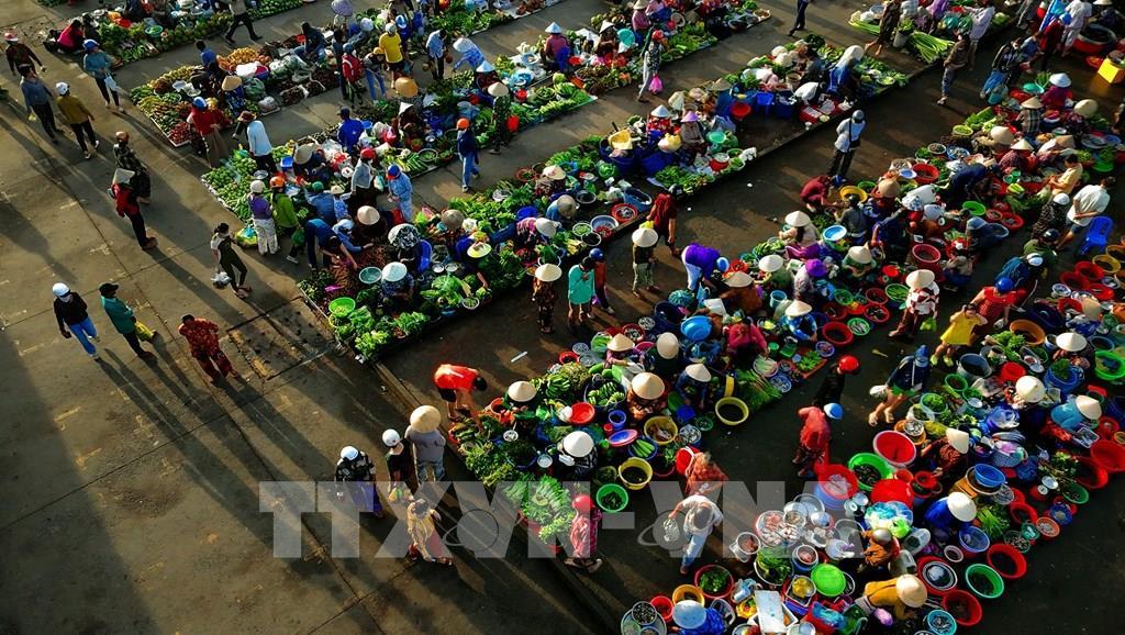 Điều dễ nhận thấy ở chợ “chồm hổm” Vị Thanh là sự hiện diện của những mặt hàng nông sản đặc trưng miệt vườn và được bày bán giản dị, gần gũi với đời sống thường nhật. Ảnh: Duy Khương – TTXVN
