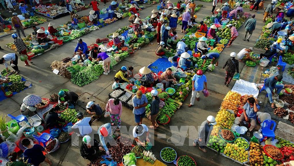 Sức hấp dẫn của khu chợ nằm không gian sinh hoạt gần gũi, thân quen và đa sắc màu. Ảnh: Duy Khương – TTXVN