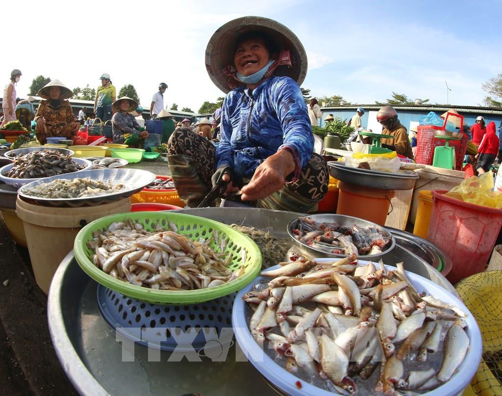 Chợ “chồm hổm” Vị Thanh gần gũi như chính cuộc sống của người dân, lưu giữ một phần hồn quê giữa lòng thành phố đang từng ngày đổi mới. Ảnh: Duy Khương – TTXVN