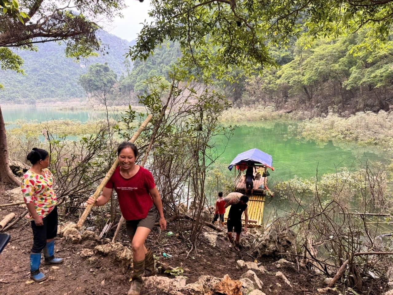  Người Dao cùng đội ngũ kỹ thuật Viettel vượt núi, vận chuyển thiết bị cần thiết cho trạm phát sóng. 