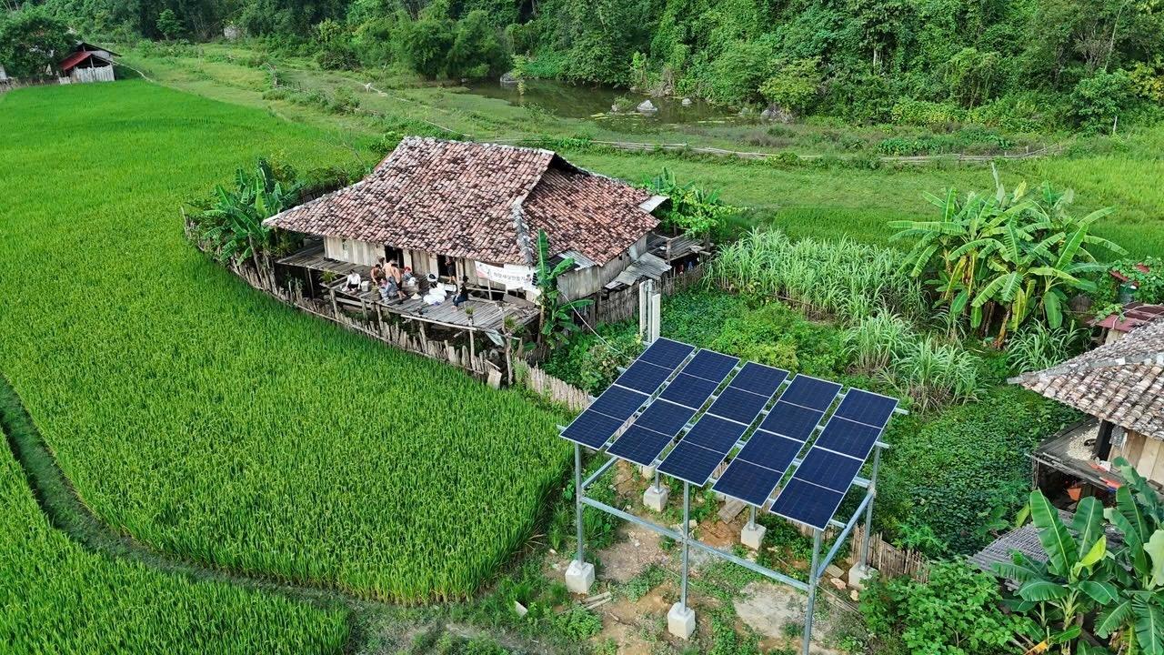  Sau 40 ngày ròng rã dựng trạm, hơn chục hộ người Dao ở Lân Đặt tạm biệt cảnh leo núi dò sóng. 