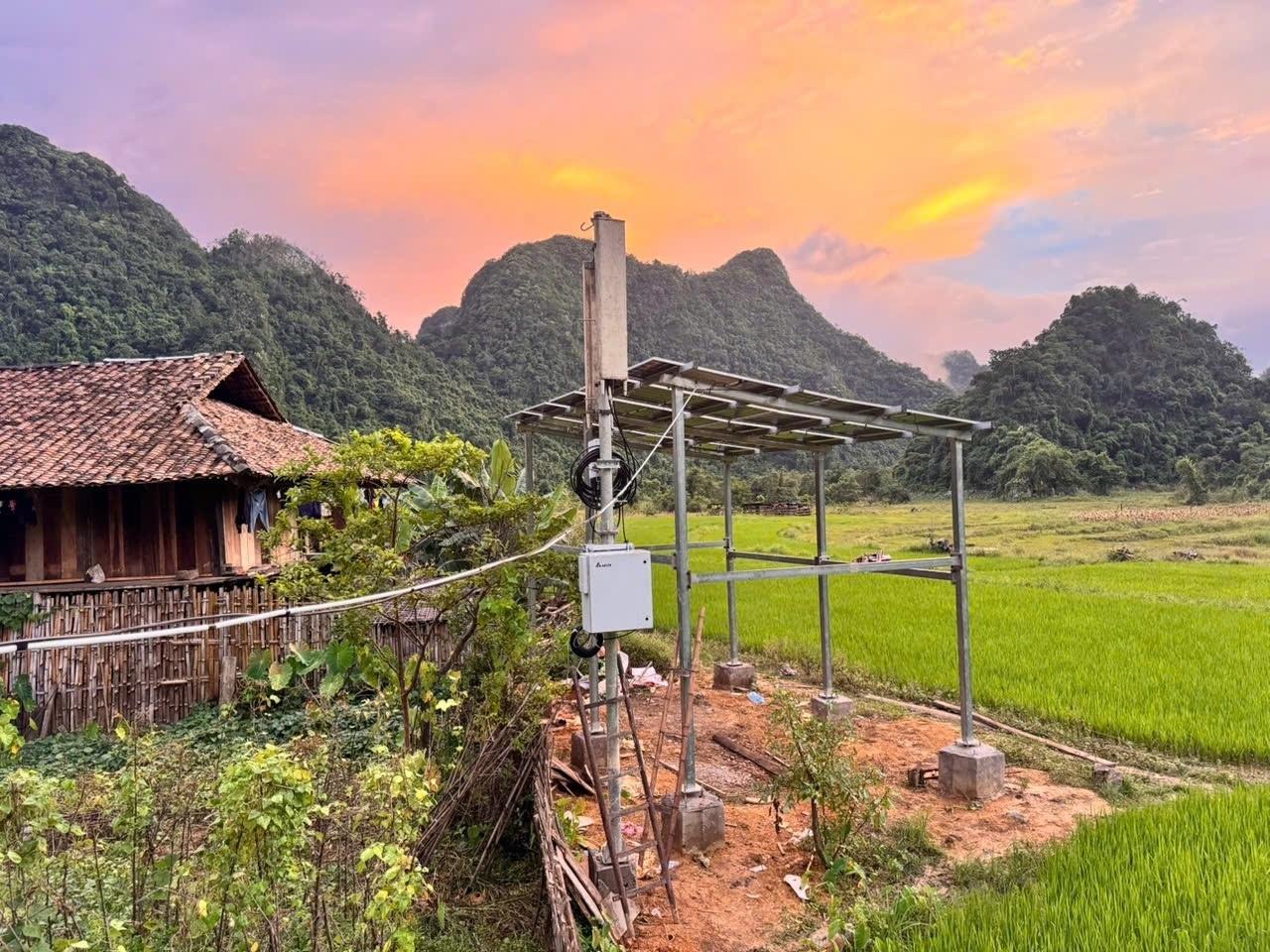  Trạm phát sóng dùng năng lượng mặt trời nằm cạnh nhà sàn, giữa cánh đồng lúa của bản. 