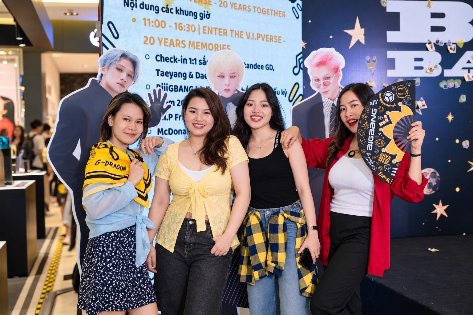  Nhóm bạn trẻ hào hứng check-in, giao lưu và chia sẻ niềm đam mê âm nhạc cùng cộng đồng người hâm mộ BIGBANG.