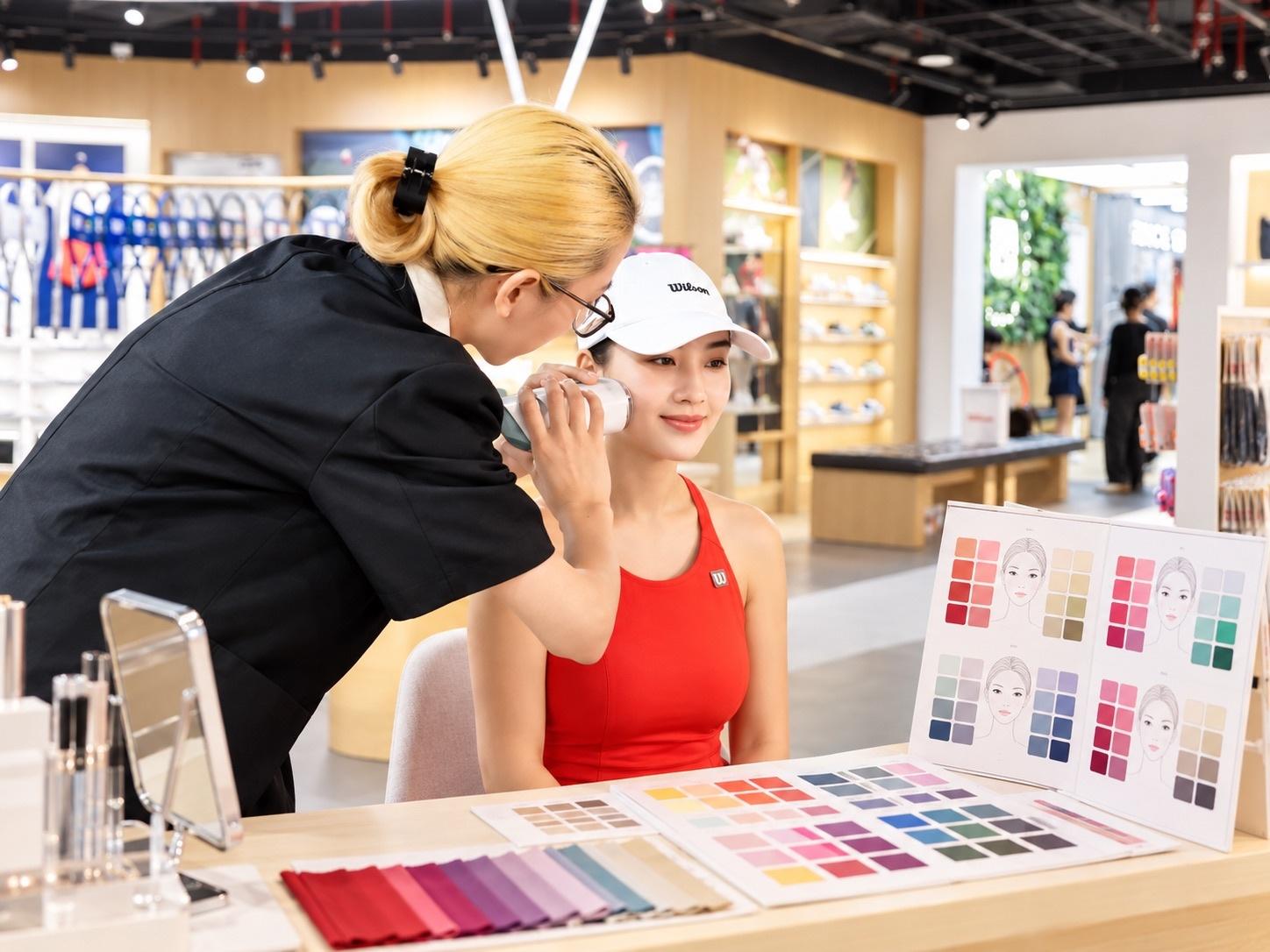 Không gian mua sắm mỹ phẩm và nước hoa cùng loạt trải nghiệm cá nhân hóa tại các Vincom Center.