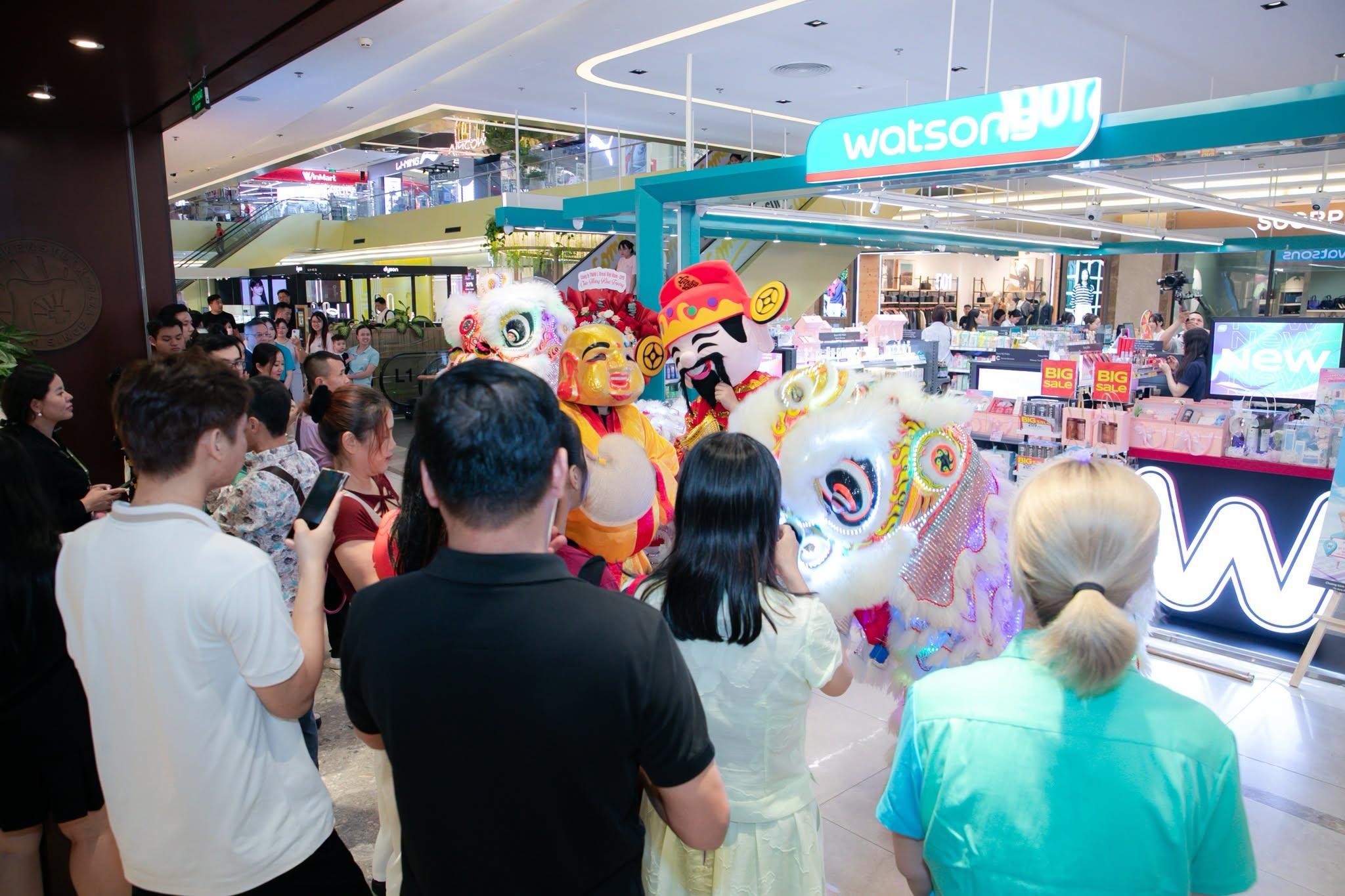  Cửa hàng mới của Watsons tại Vincom Center Trần Duy Hưng mang đến địa điểm mua sắm mỹ phẩm mới cho các vị khách nữ.