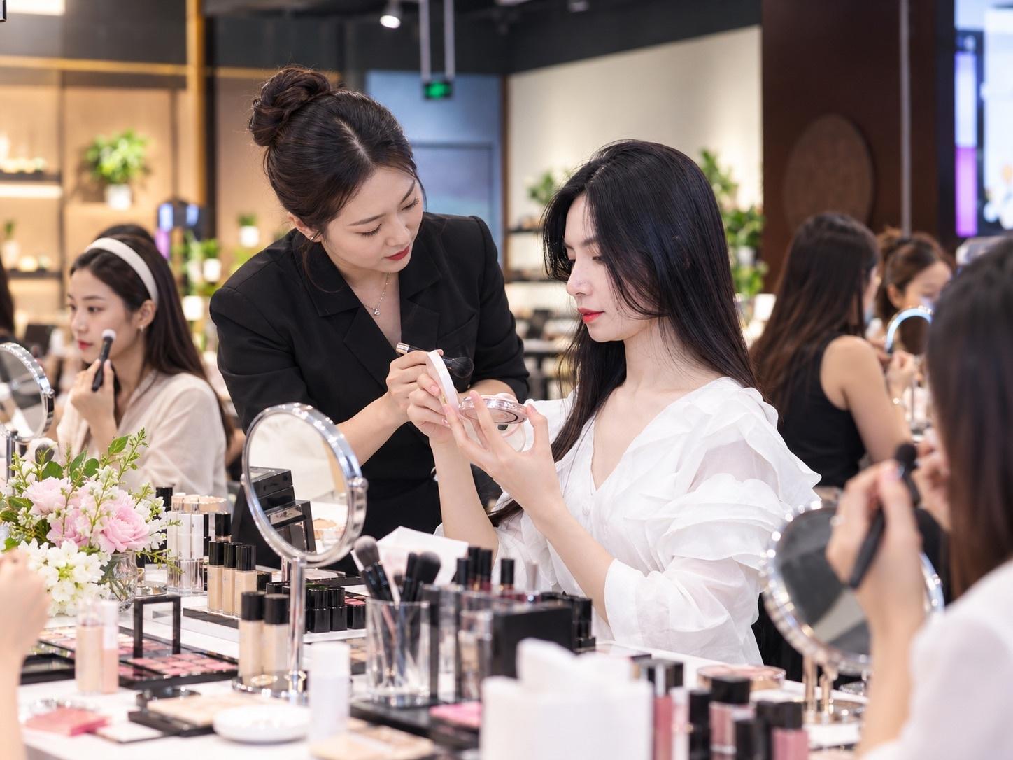 Các buổi trải nghiệm và workshop thủ công sáng tạo thu hút phái đẹp.