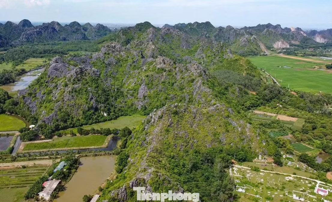 Động Từ Thức nằm trong lòng một quả núi thuộc dãy Tam Điệp hùng vĩ ở xã Ba Đình (tỉnh Thanh Hóa). Đây được xem là một trong những hang động đẹp nhất tại địa phương.