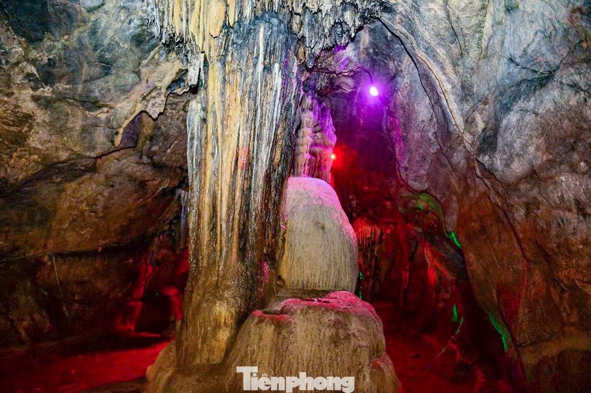 Người dân địa phương cho biết, trải qua hàng trăm năm, những câu chuyện thần tiên như kho vàng, núi bạc, tượng phật, đài sen gắn với từng mảng thạch nhũ khiến nhiều du khách đến tham quan thêm mê hoặc, cuốn hút.