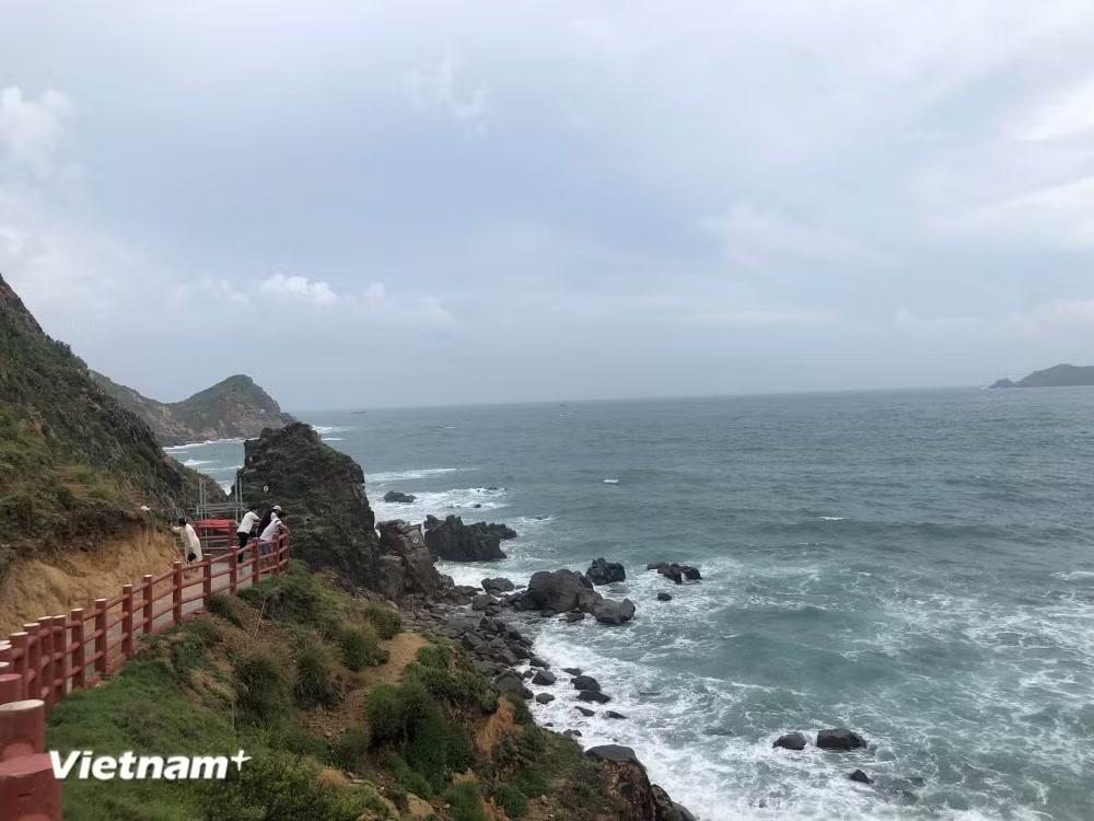 Một trong những trải nghiệm nổi bật khi đến Eo Gió là đi bộ trên cung đường men theo sườn núi. (Ảnh: Hồng Hạnh/Vietnam+)