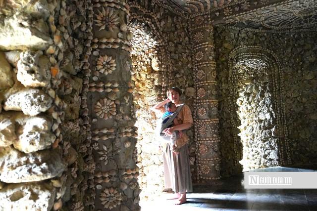 Lần đầu đến với nơi này, chị Nguyễn Linh Đan (du khách Tp.HCM) hào hứng cho biết: "Tôi rất ấn tượng với kiến trúc của tháp Bảo Tích. Việc các sư bỏ công sức đi nhặt từng vỏ ốc rồi chà rửa, cẩn thận gắn lên tường thì quá là nhọc công. Đổi lại, mọi người đã được chiêm ngưỡng một kiệt tác độc đáo. Quá đẹp!".