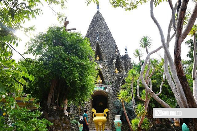 Cổng chính của tháp Bảo Tích hướng về phía Đông; mỗi tháp nhỏ xung quanh đều đặt một tượng Phật. Tháp có hai tầng, trong đó tầng dưới mở cửa cho khách tham quan. Tường và lối ra vào được đắp bằng vỏ sò, vỏ ốc và san hô.