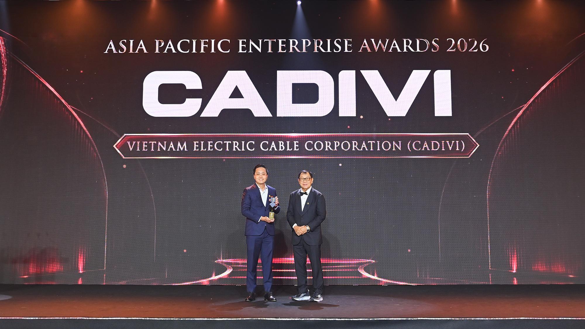 Ông Nguyễn Trung Đức, Phó tổng giám đốc Cadivi, đại diện doanh nghiệp nhận giải thưởng Doanh nghiệp xuất sắc châu Á tại APEA 2026. 