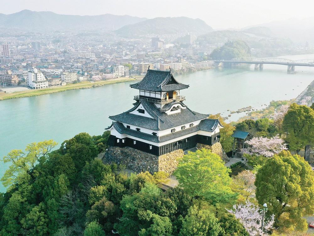 Nhìn từ trên cao, tháp chính thành Inuyama hướng ra dòng sông Kiso, tạo nên cảnh quan đặc trưng của khu thành cổ