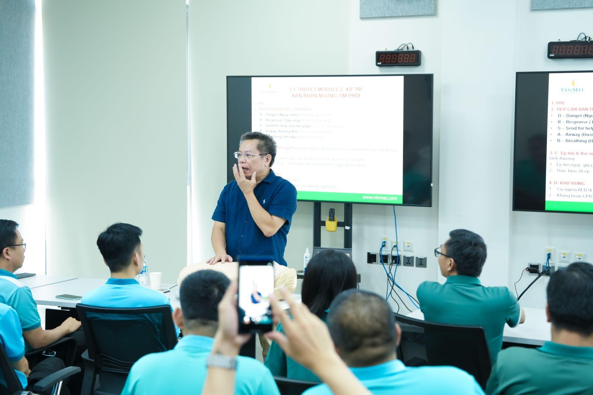  Giảng viên Vinmec hướng dẫn quy trình xử trí nạn nhân ngừng tim phổi trong buổi học lý thuyết. 