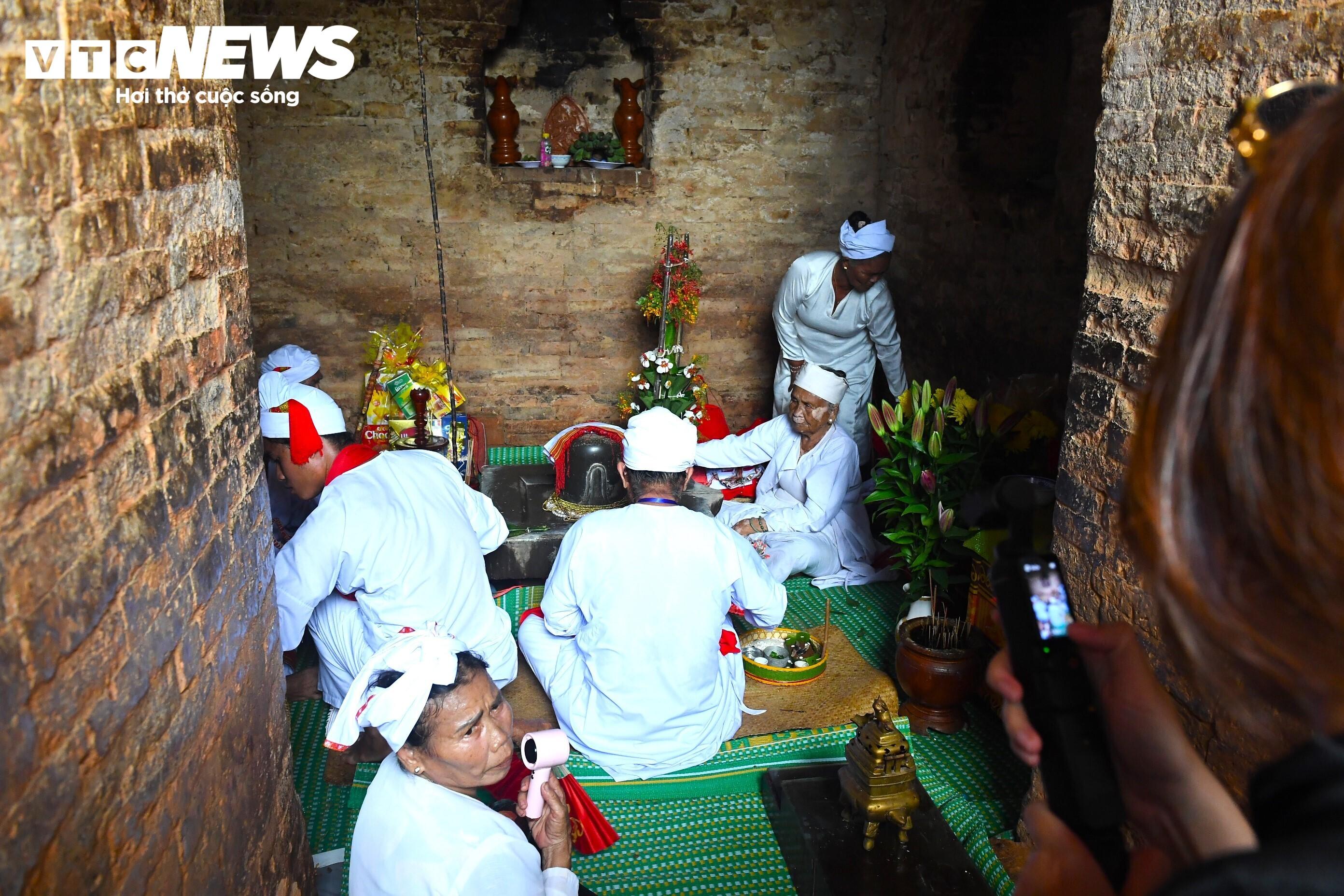 Trong lòng ngôi tháp chính vẫn còn bệ thờ Linga - Yoni biểu tượng của thần Shiva bằng đá xanh đen đến nay vẫn còn nguyên vẹn, là biểu trưng cho sự tồn tại và sinh sôi nảy nở của đồng bào Chăm.