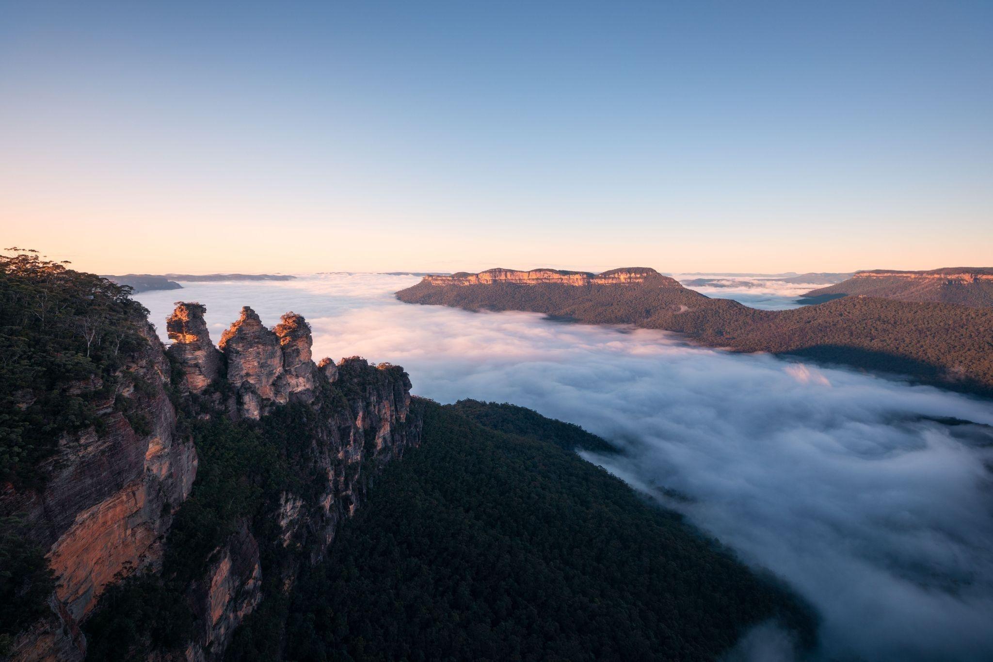 Dãy núi Ba Chị Em (Three Sisters) là một trong những cảnh quan biểu tượng của Blue Mountains.