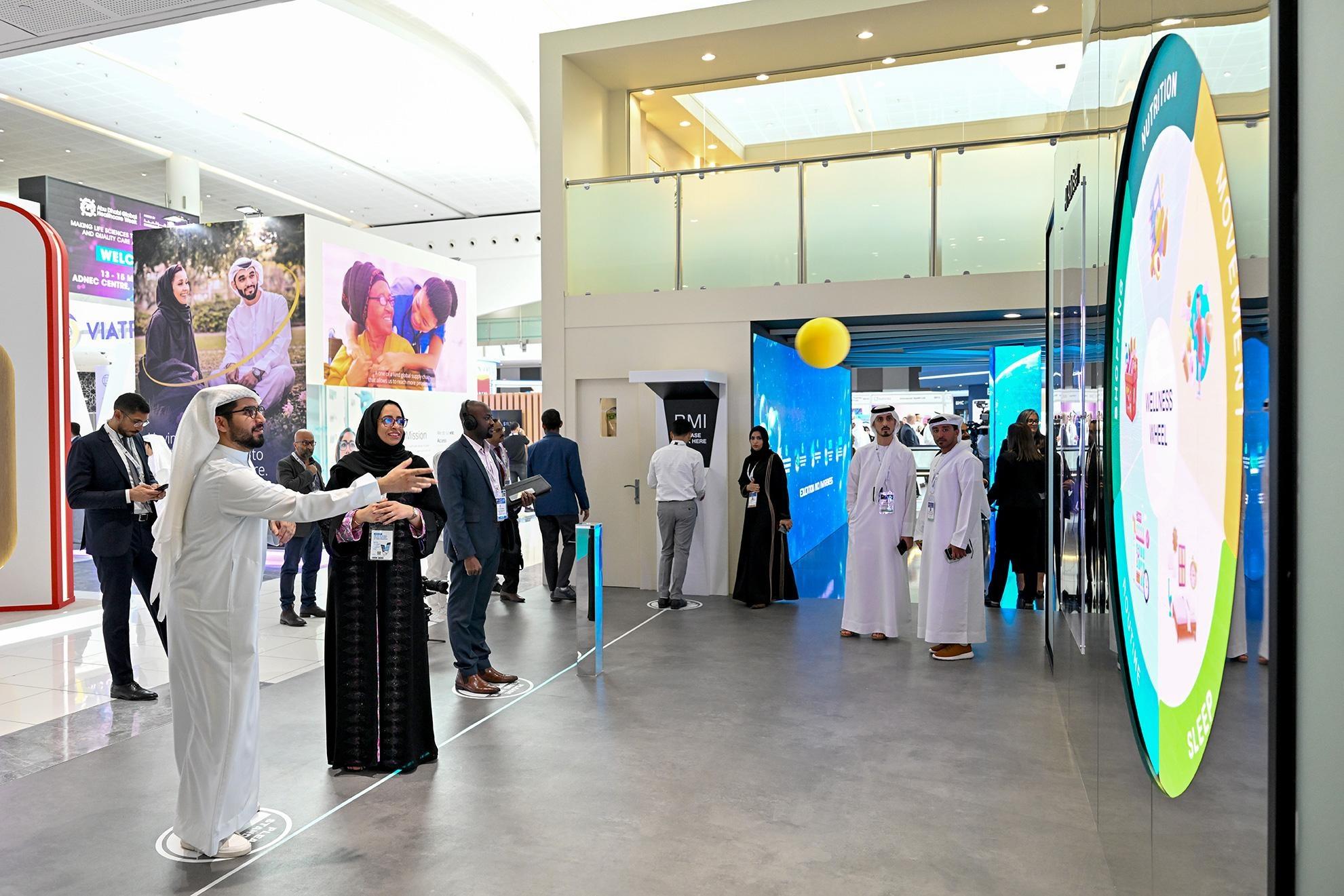  Khách tham quan trao đổi tại khu trưng bày công nghệ của Abu Dhabi Global Health Week 2025. Ảnh: DMG events​. 